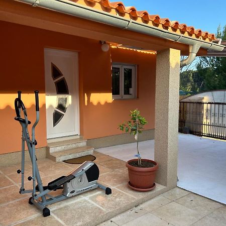 Villa Dora House With Wifi And Outdoor Swimming Pool à Pula Extérieur photo
