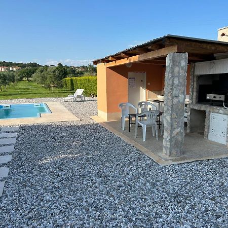 Villa Dora House With Wifi And Outdoor Swimming Pool à Pula Extérieur photo