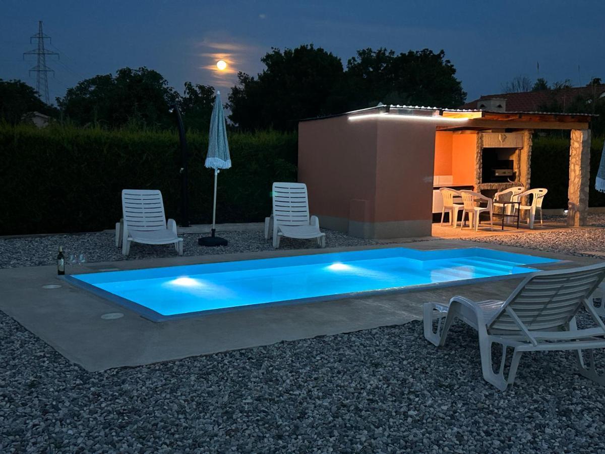 Villa Dora House With Wifi And Outdoor Swimming Pool à Pula Extérieur photo