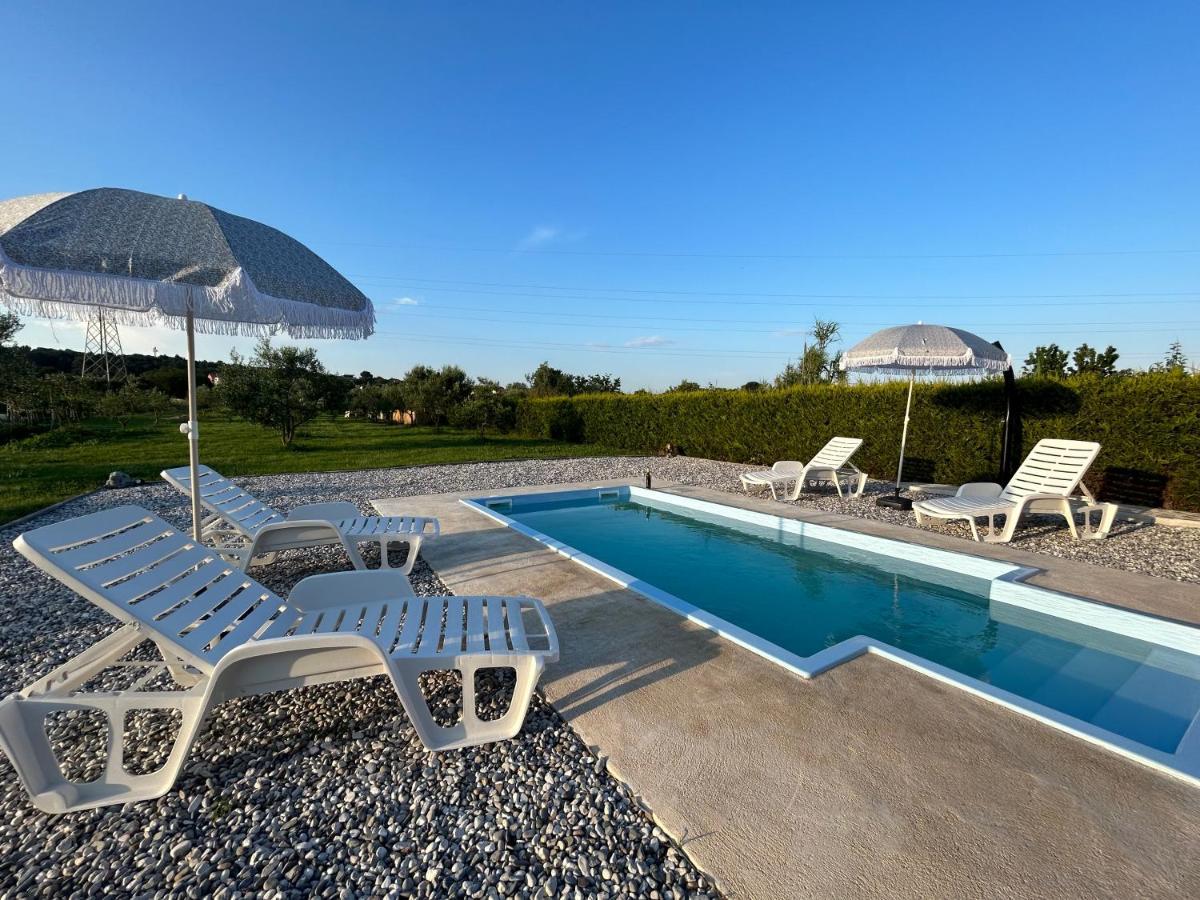 Villa Dora House With Wifi And Outdoor Swimming Pool à Pula Extérieur photo