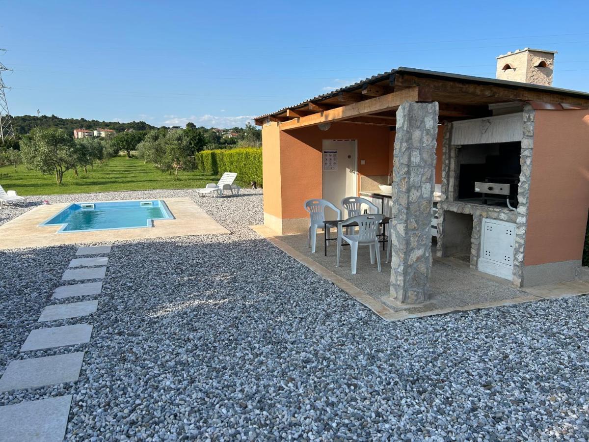 Villa Dora House With Wifi And Outdoor Swimming Pool à Pula Extérieur photo